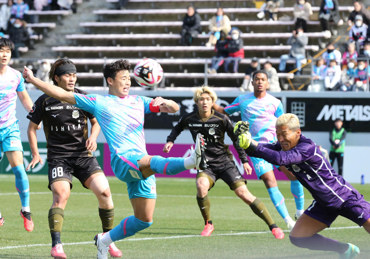 鳥栖対札幌　前半、ゴールを狙う鳥栖山崎、右は札幌GK菅野（撮影・梅根麻紀）