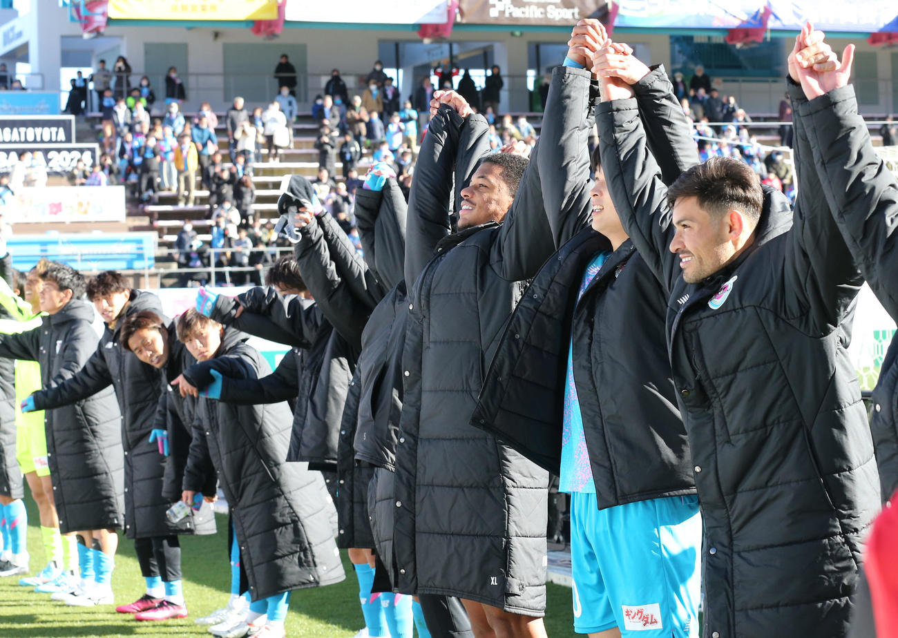 鳥栖対札幌　札幌に快勝した鳥栖イレブンはサポーターに笑顔を向ける（撮影・梅根麻紀）