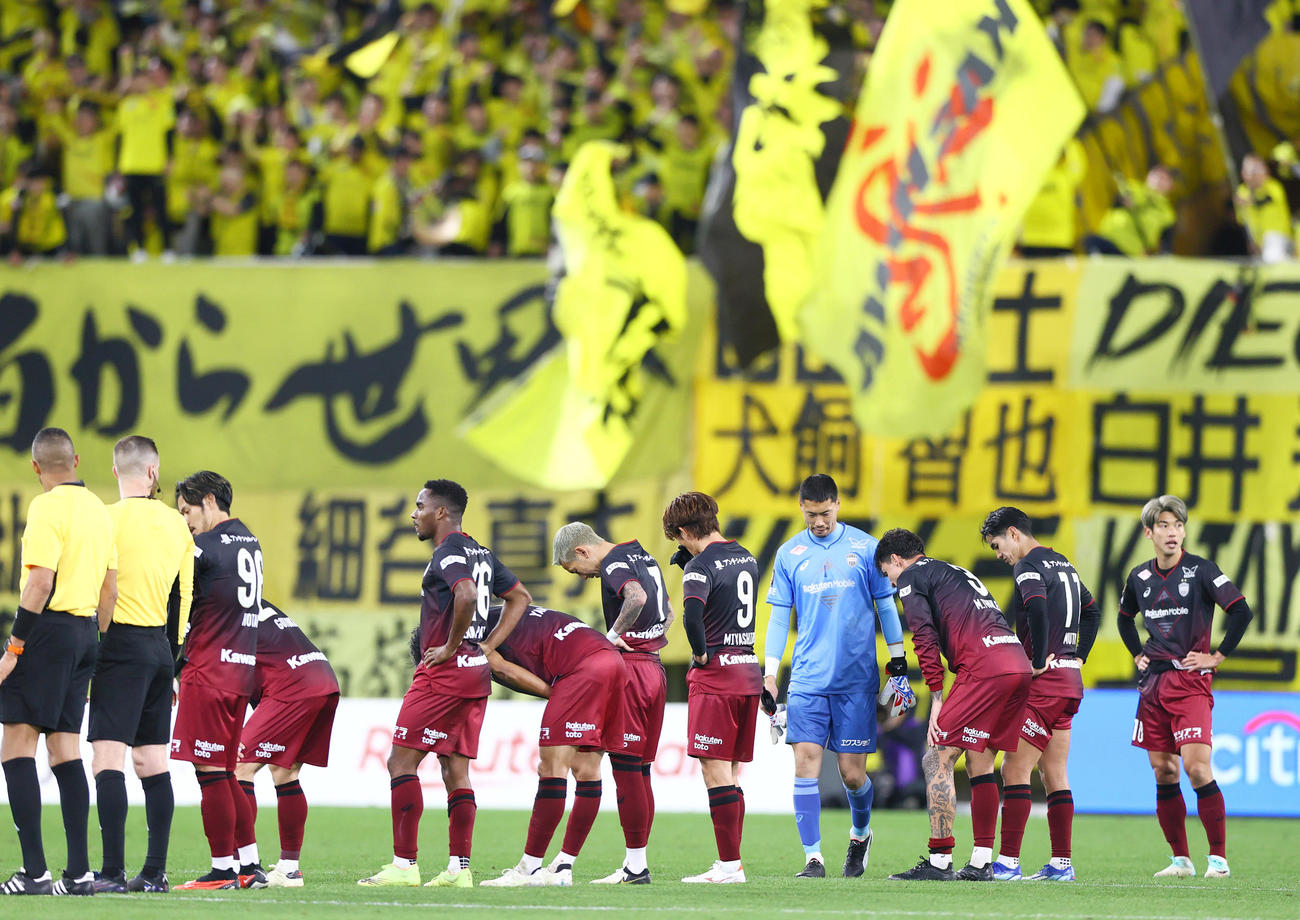 神戸対柏　ホーム初戦に敗れ肩を落とす神戸イレブン（撮影・上山淳一）