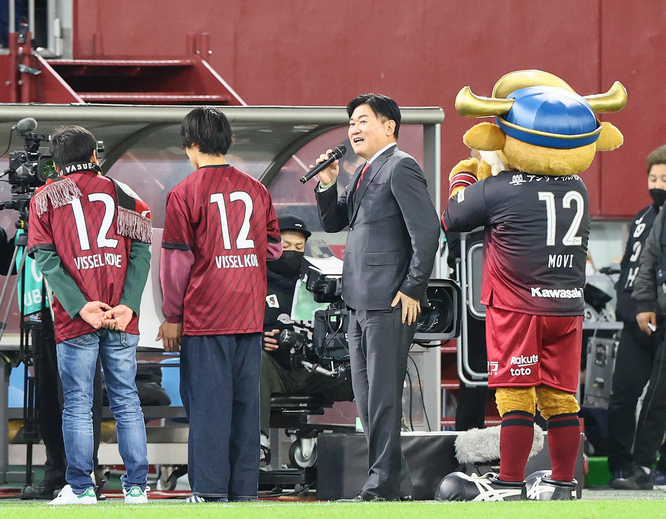 神戸対柏　Jリーグ通算入場者数600万人達成した神戸三木谷会長（左から3人目）サポーターにあいさつする（撮影・上山淳一）