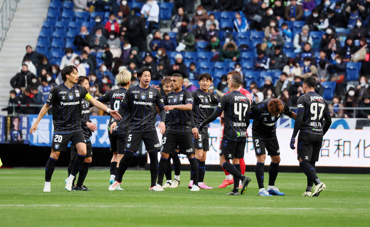 G大阪対新潟　新潟に勝利したG大阪イレブン（撮影・加藤哉）