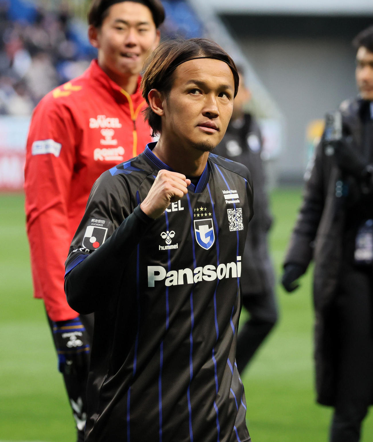 G大阪対新潟　ホーム開幕戦を勝利し試合後にガッツポーズを見せるG大阪宇佐美（撮影・加藤哉）