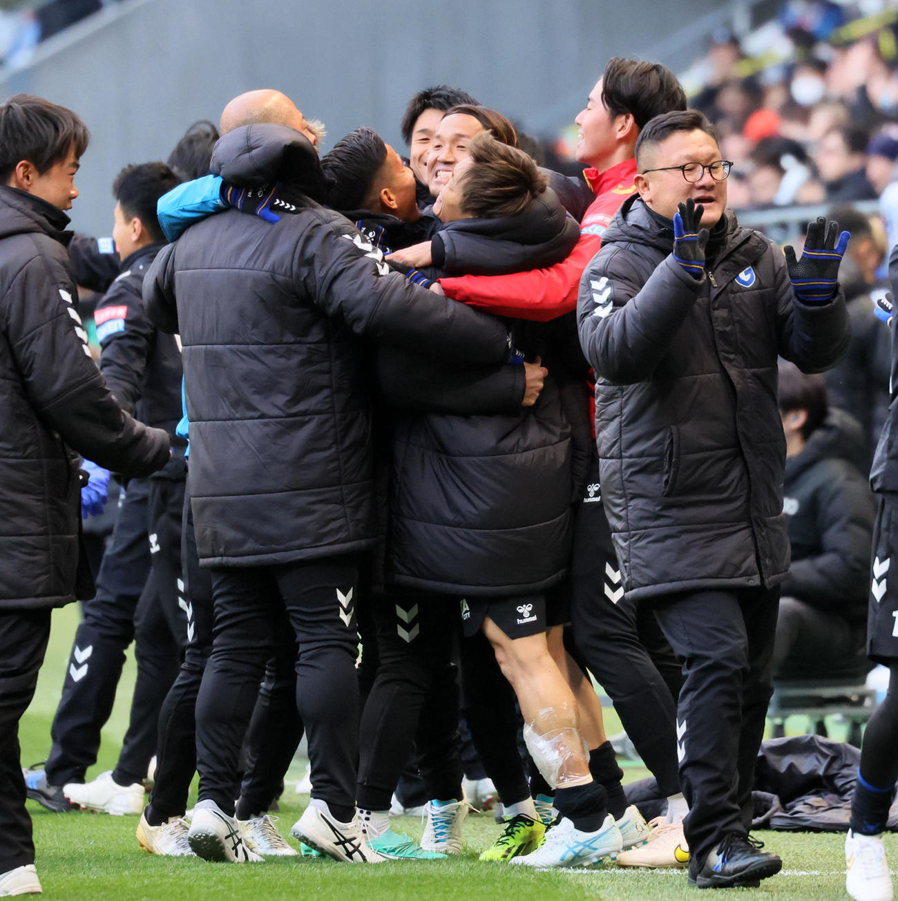 G大阪対新潟　ホーム開幕戦を勝利しベンチでイレブンと喜ぶG大阪宇佐美（撮影・加藤哉）