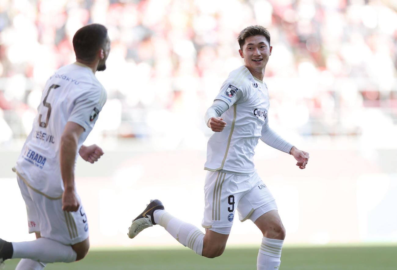 名古屋対町田　前半、先制ゴールを決め駆けだす町田藤尾（右）（撮影・前田充）