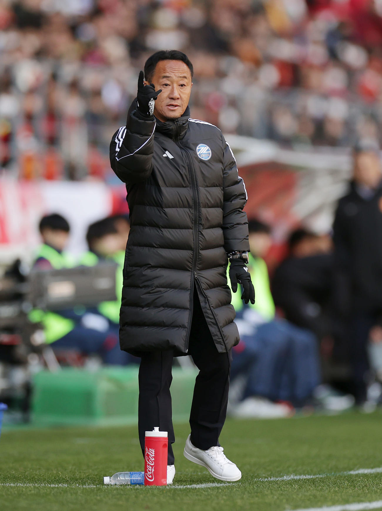 名古屋対町田　後半、選手に指示を出す町田黒田監督（撮影・前田充）