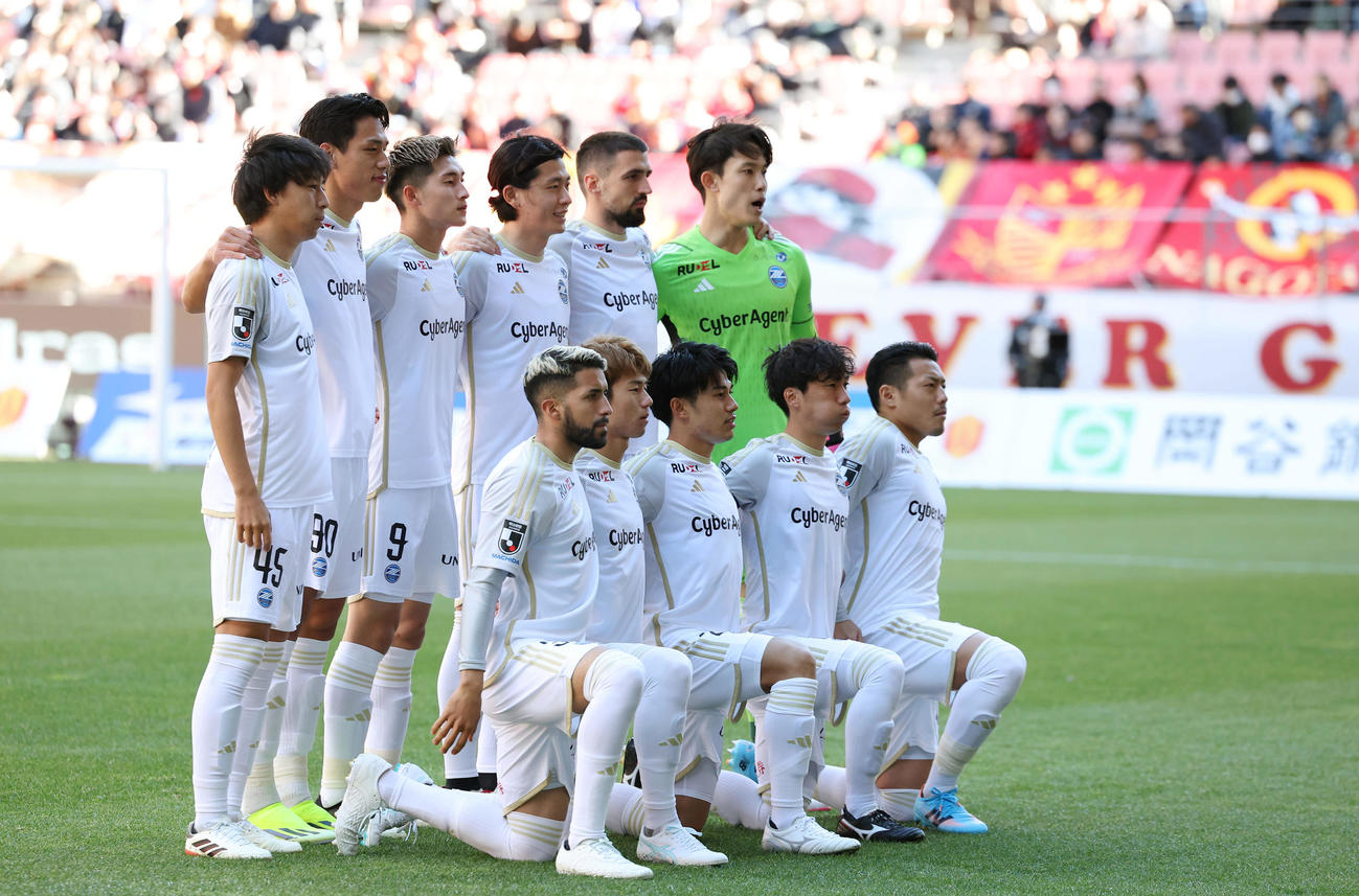 名古屋対町田　試合前、集合写真に納まる町田イレブン（撮影・前田充）