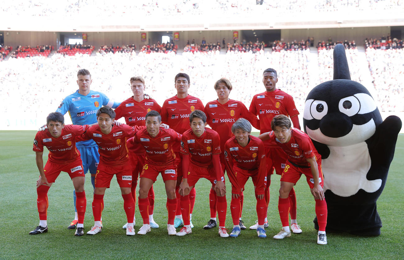 名古屋対町田　試合前、集合写真に納まる名古屋イレブン（撮影・前田充）