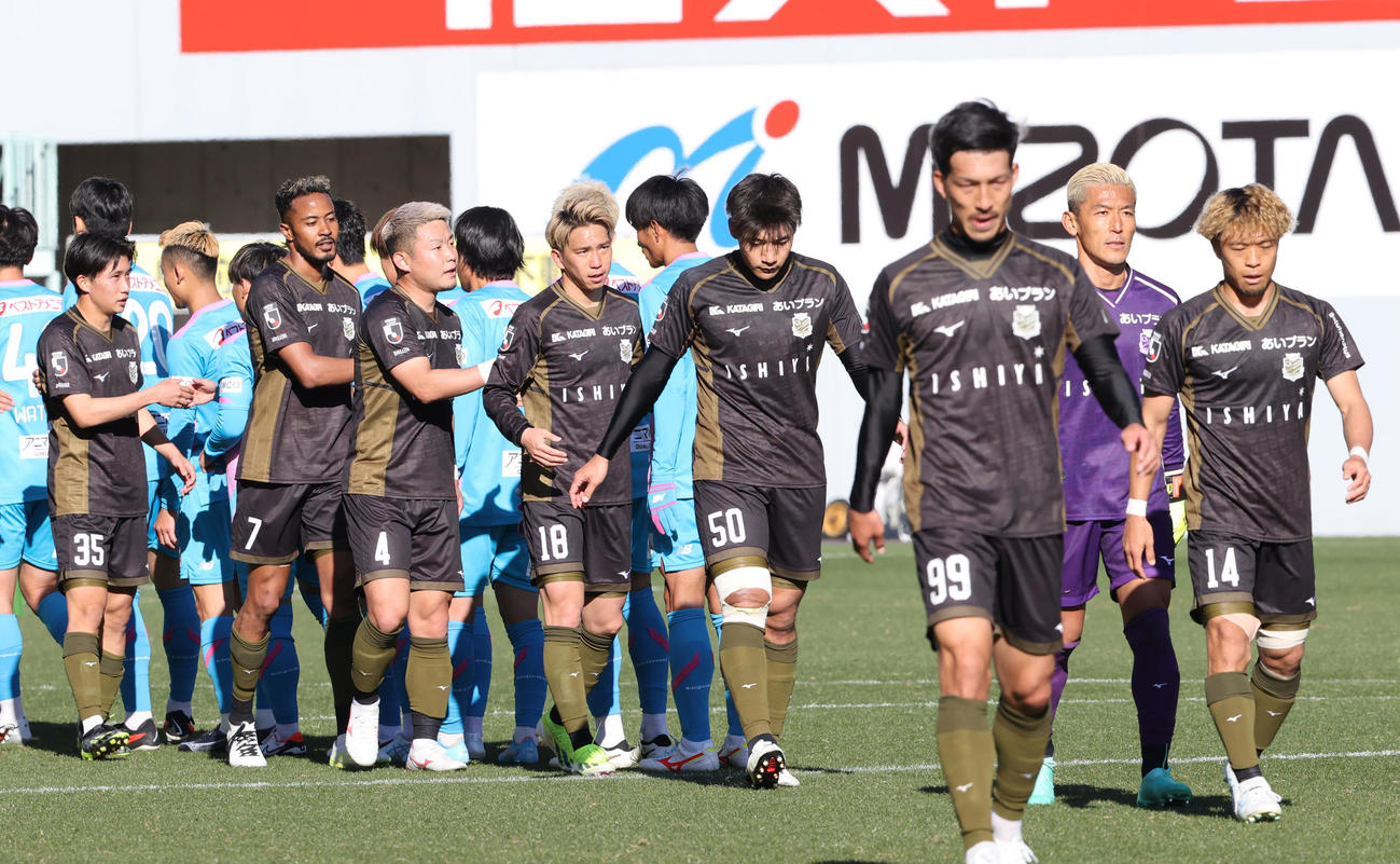 鳥栖対札幌　鳥栖に敗れた札幌イレブンはサポーターにあいさつに向かう（撮影・梅根麻紀）