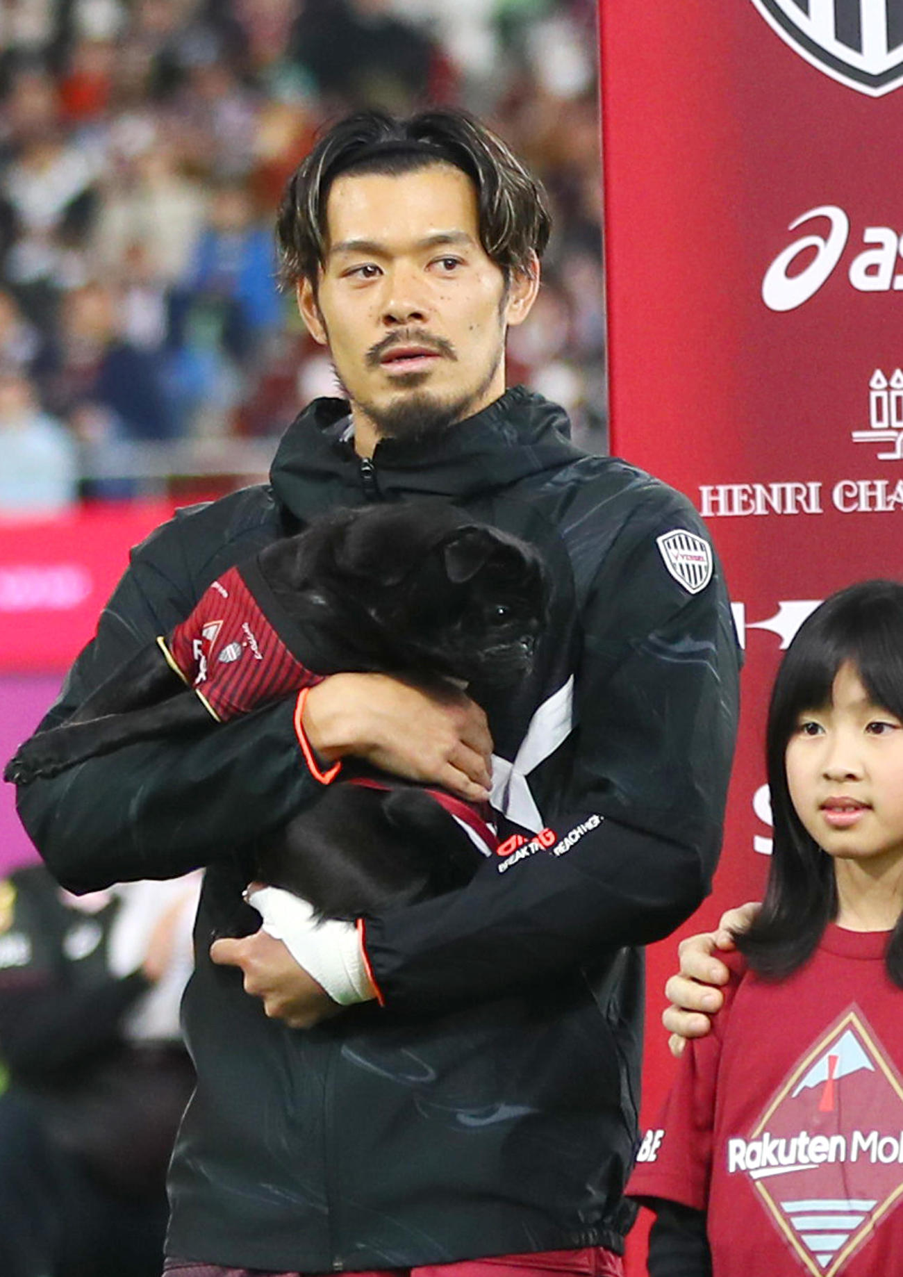 神戸対柏　愛犬を手に入場する神戸山口（撮影・上山淳一）