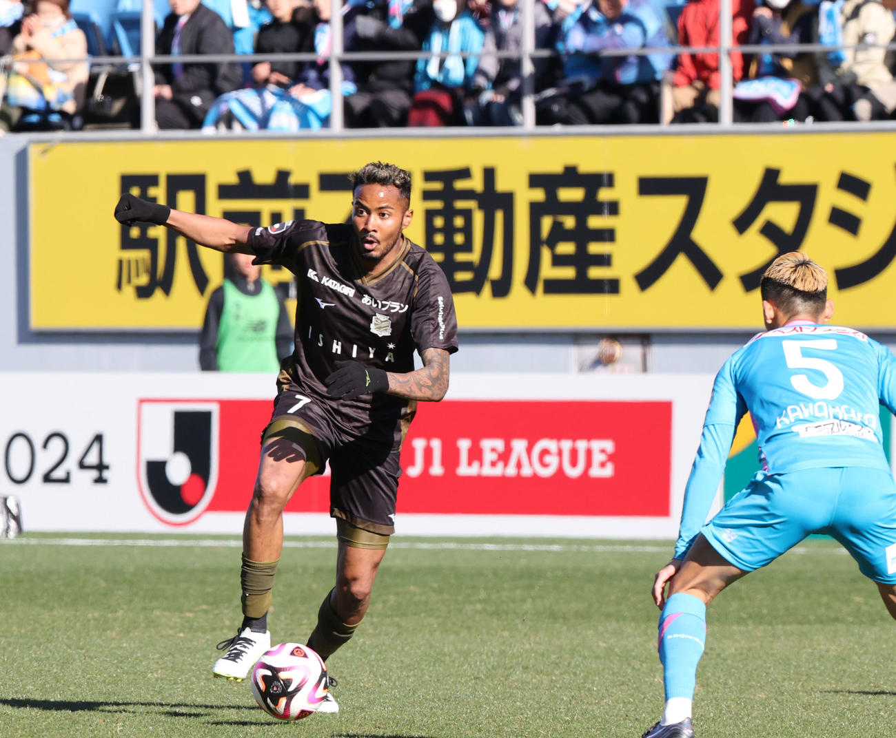鳥栖対札幌　後半、ゴール前へ攻め込む札幌鈴木（撮影・梅根麻紀）