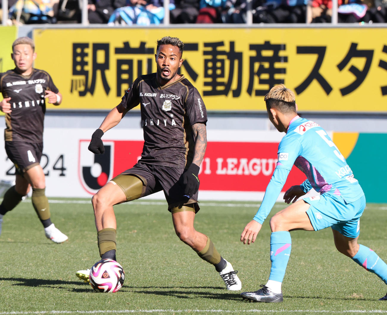 鳥栖対札幌　後半、ゴール前へ攻め込む札幌鈴木（撮影・梅根麻紀）