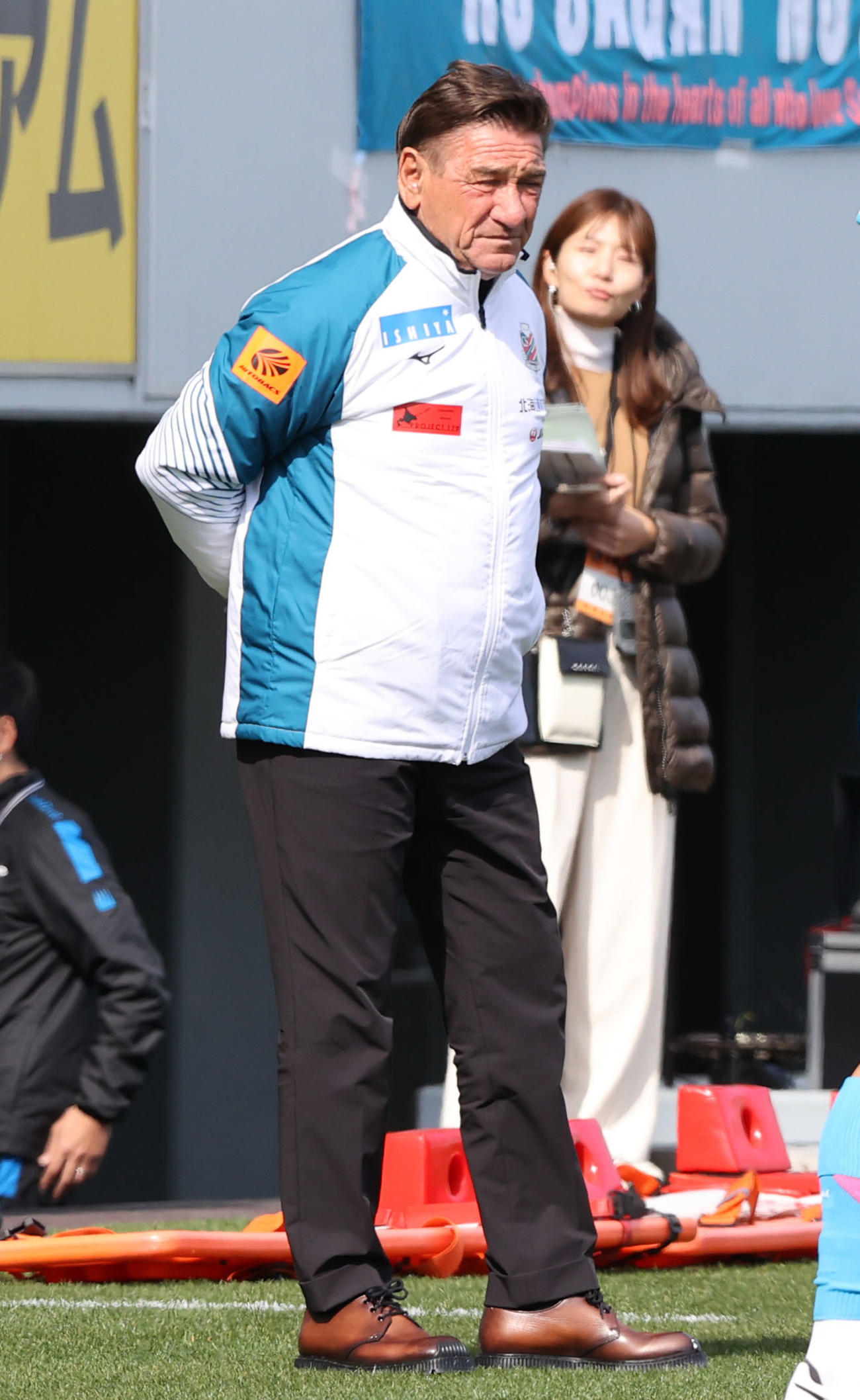 鳥栖対札幌　試合を見つめる札幌のペトロヴィッチ監督（撮影・梅根麻紀）