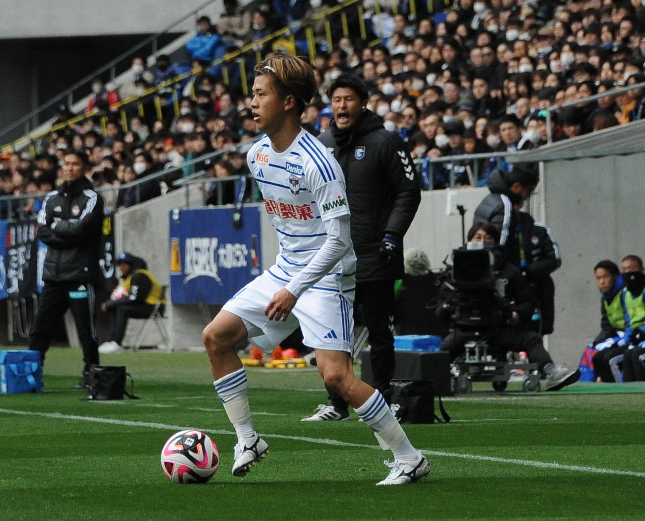 J1初先発の長谷川元が左サイドからボールを運ぶ