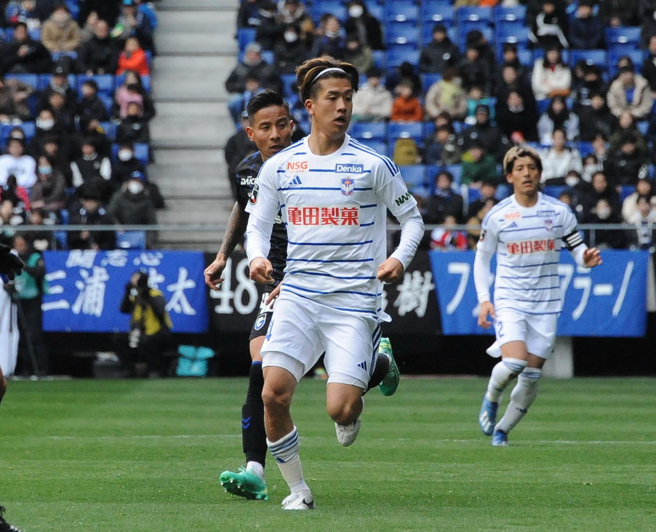 J1初先発の長谷川元（手前）が左サイドでパスを呼び込む