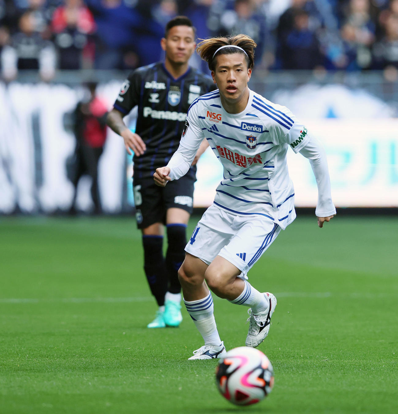 前半、ボールへ向かう長谷川元