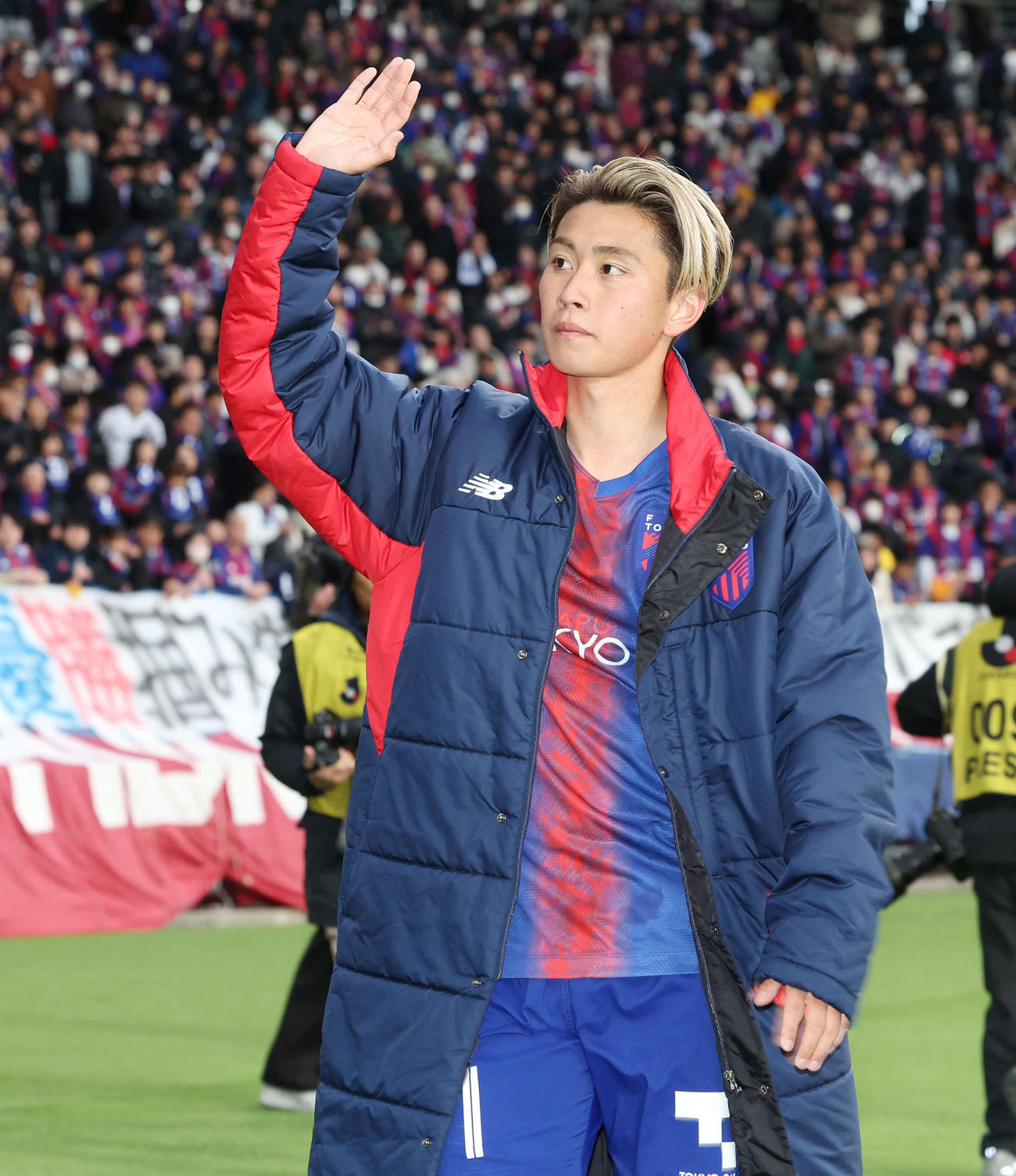 東京対広島　試合後、サポーターに手を振る、同点ゴールを決めた東京荒木（撮影・宮地輝）