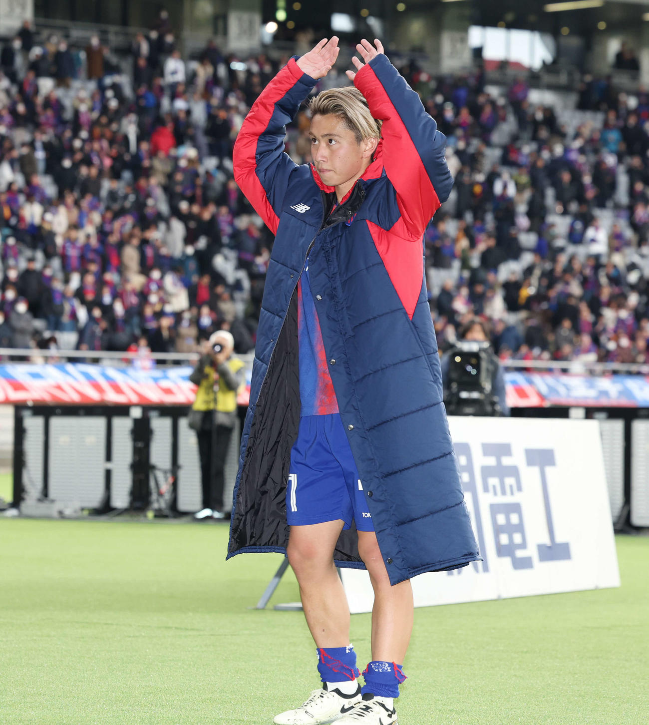東京対広島　試合後、サポーターにあいさつする、同点ゴールを決めた東京荒木（撮影・宮地輝）