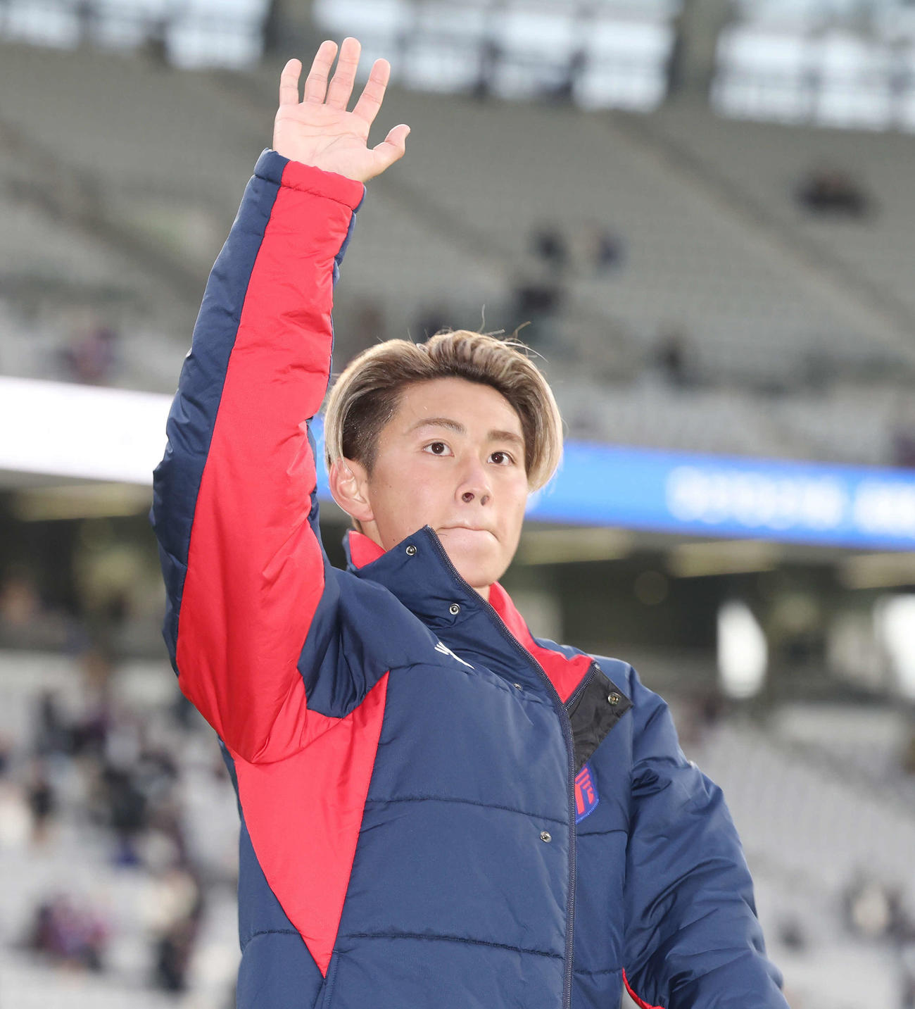 東京対広島　試合後、サポーターに手を振る、同点ゴールを決めた東京荒木（撮影・宮地輝）