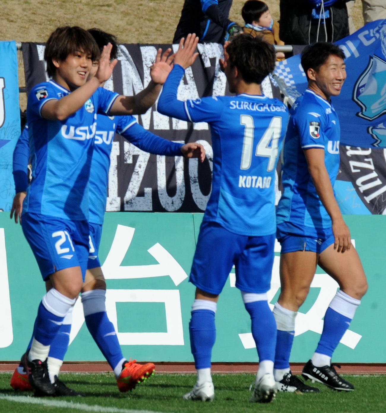 後半7分、チーム2点目をあげた沼津FW森（左）。右端はこの日2得点のFW和田