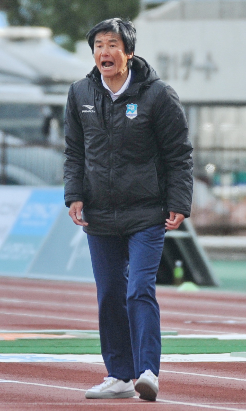 選手に指示を出す沼津の中山監督　