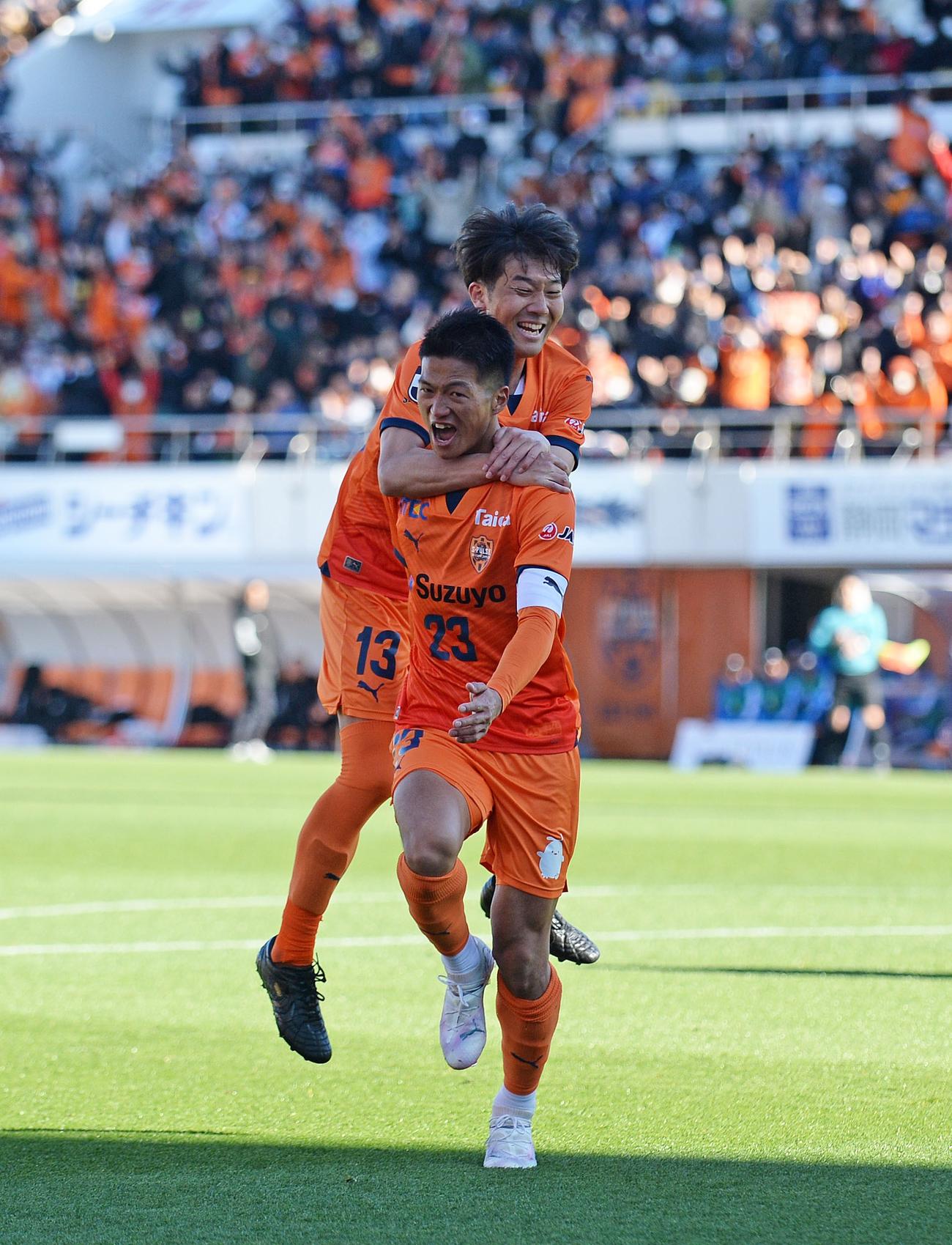 先制点を挙げ、雄たけびを上げる清水北川（手前）