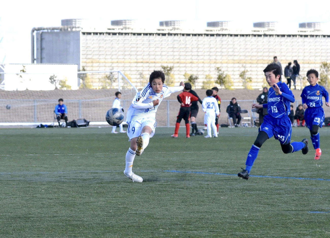 決勝戦第1P7分、先制ゴールを決めるベガルタ仙台ジュニアの浅井（左）