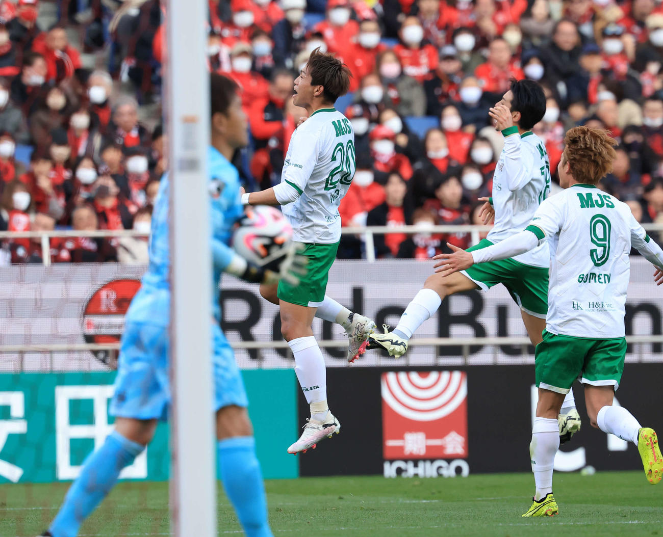 浦和対東京V　前半、先制ゴールを決めジャンプで喜ぶ東京V木村（中央）（撮影・浅見桂子）