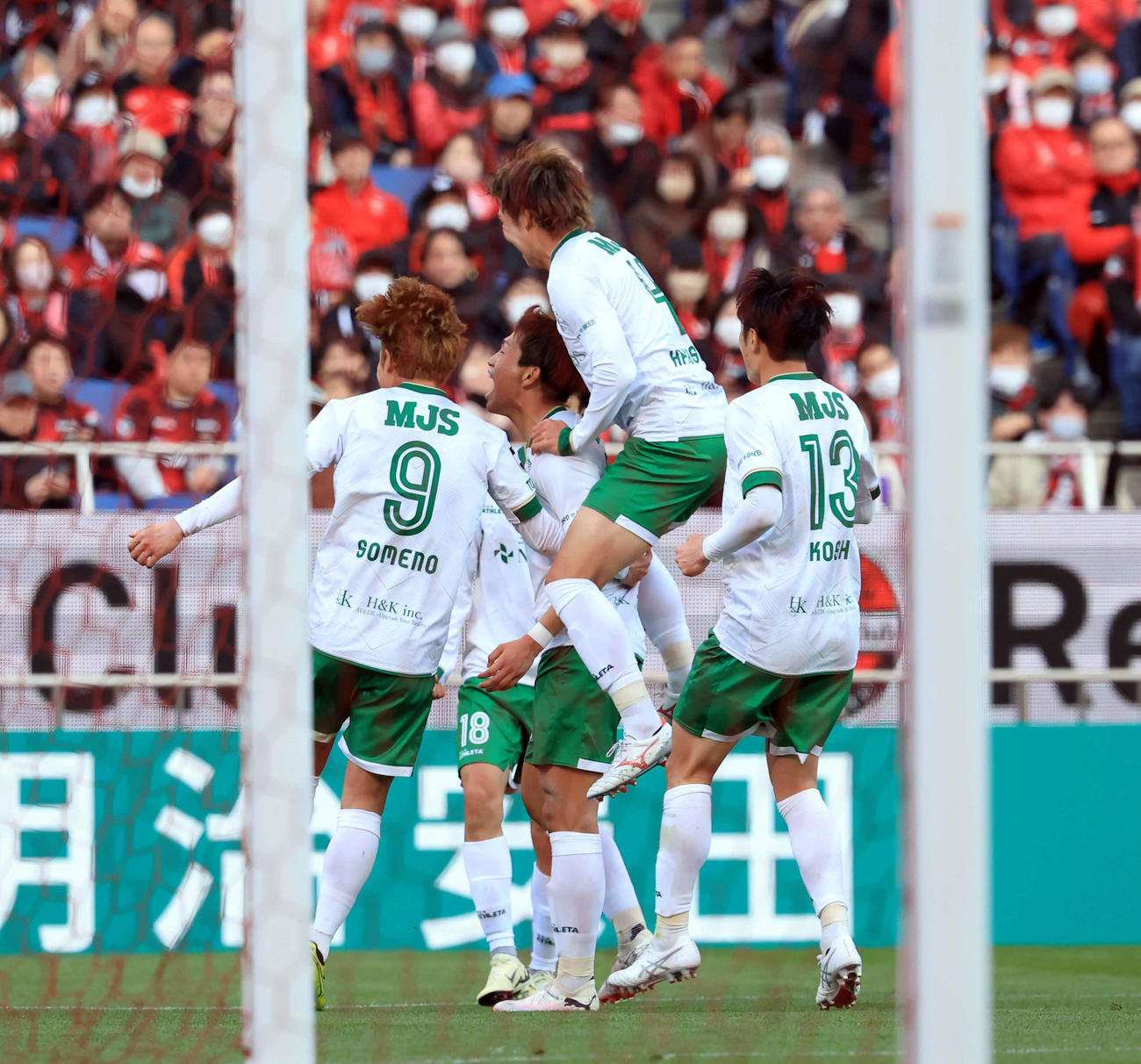 浦和対東京V　前半、先制ゴールを決めた東京V木村（中央）はイレブンに祝福される（撮影・浅見桂子）