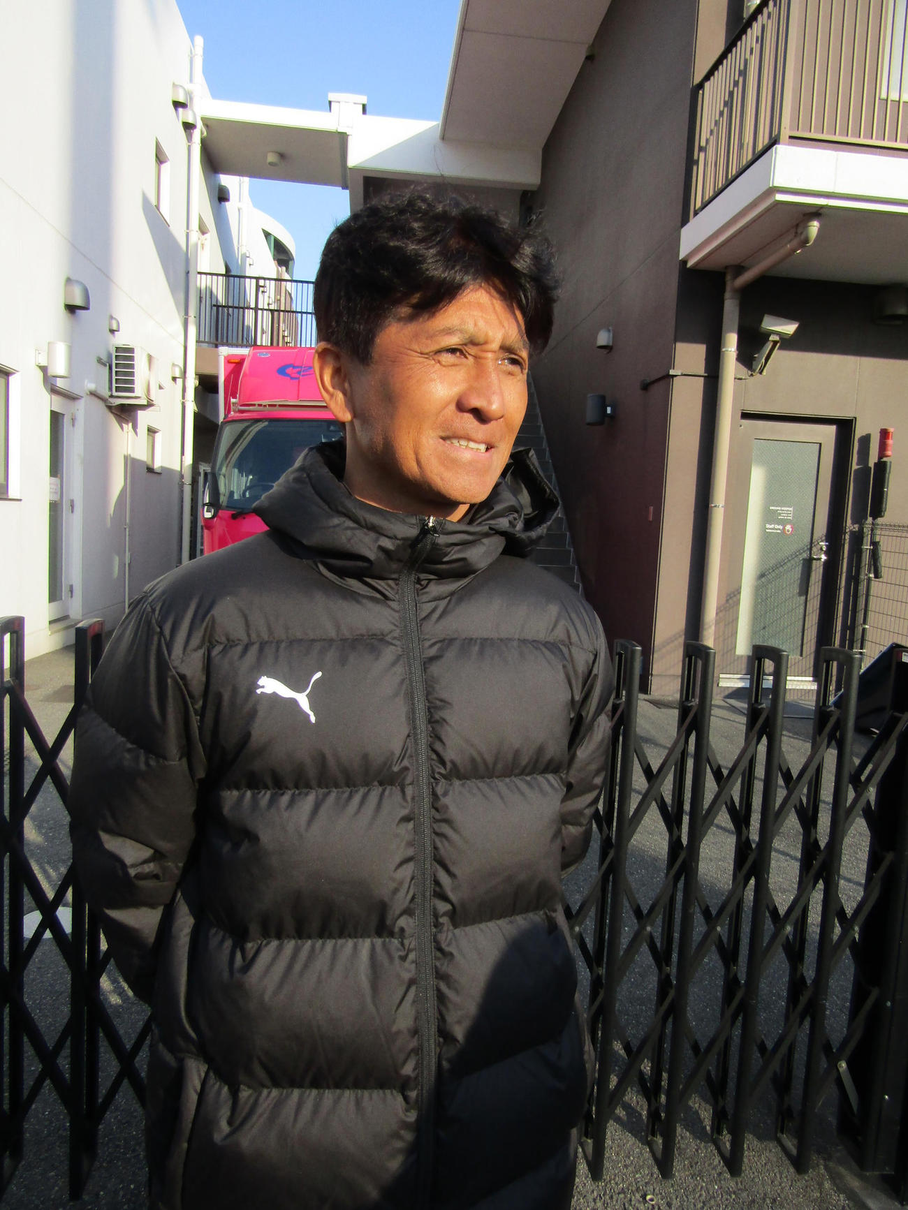 取材に応じるC大阪小菊監督