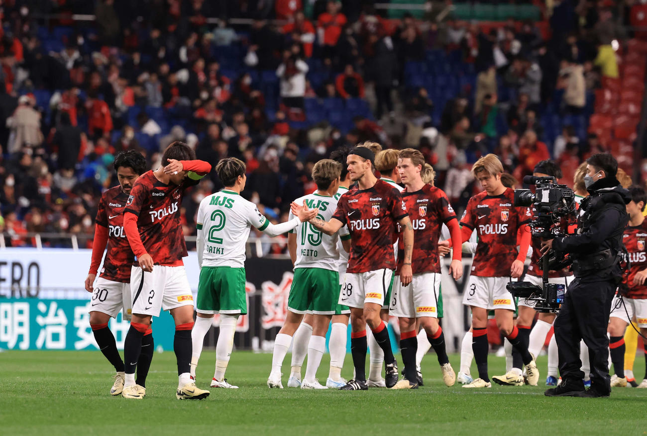 浦和対東京V 1－1の同点引き分けに終わり、あいさつ後汗をぬぐう浦和酒井（左）ら（撮影・浅見桂子）