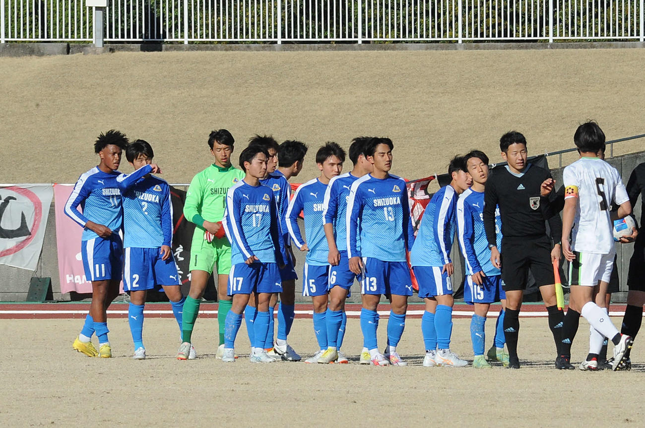 試合を終えてピッチ上に並ぶU－17県ユース選抜の選手ら
