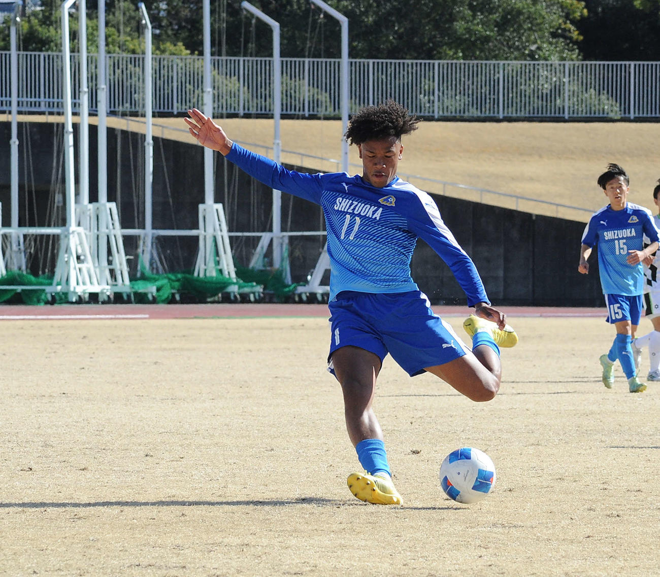 前半でシュートを放つU－17県ユース選抜のFW小竹