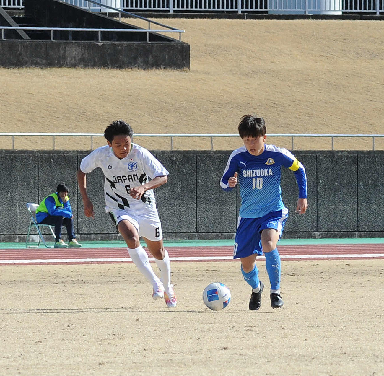 ドリブルで相手と競り合うU－17県ユース選抜のMF川合（右）