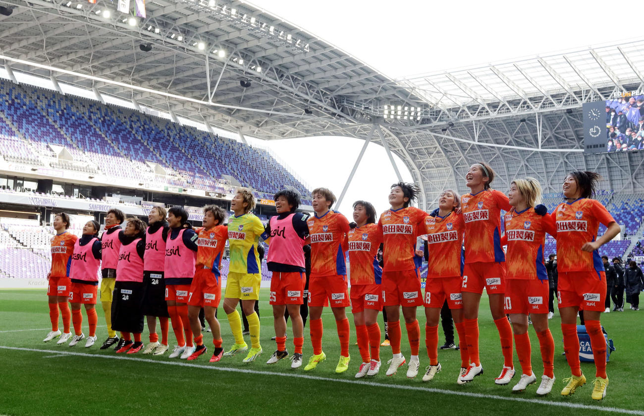 サポーターと勝利を分かち合う新潟レディースの選手たち（写真提供：WEリーグ）