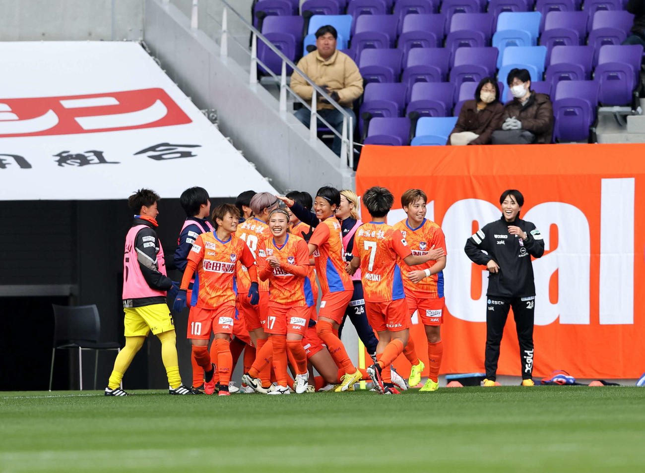 後半、得点に大喜びの新潟レディース（写真提供：WEリーグ）