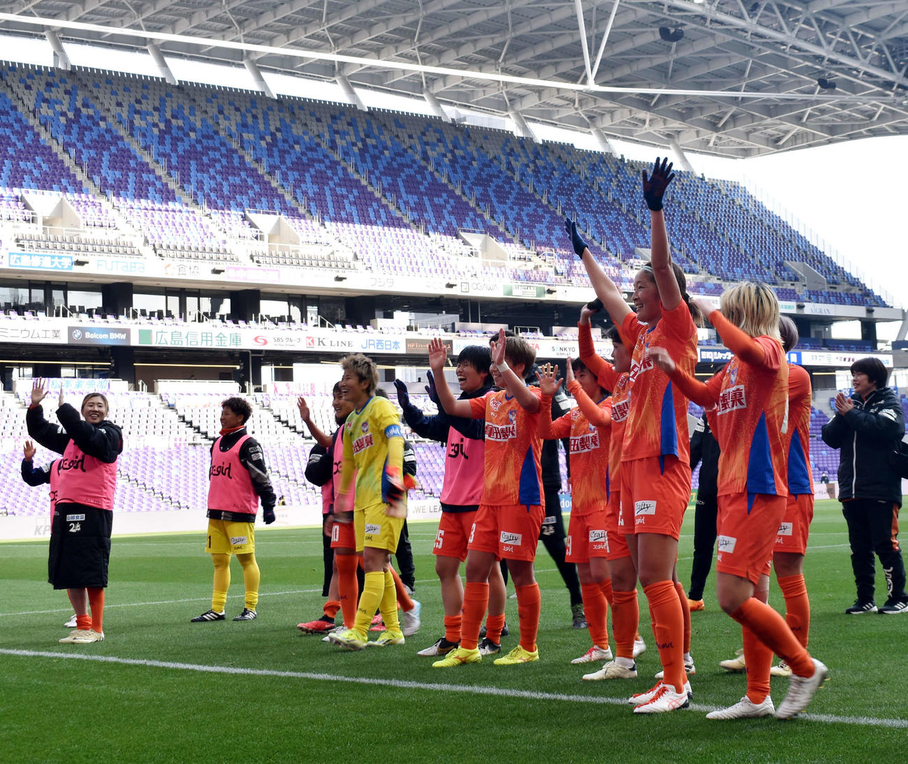 試合後、笑顔でサポーターに手を振る新潟レディースの選手たち（アルビレックス新潟レディース提供）