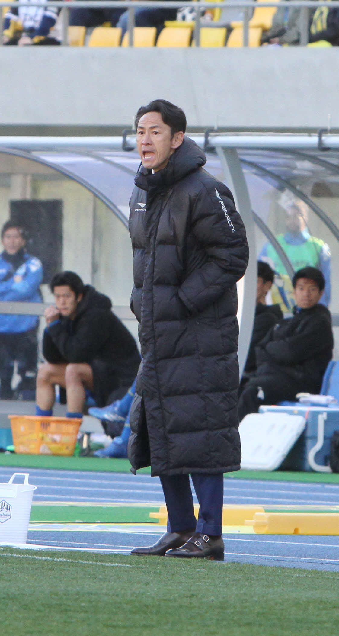 栃木対山形　大声で指示を送る山形・渡辺監督（撮影・木村有優）