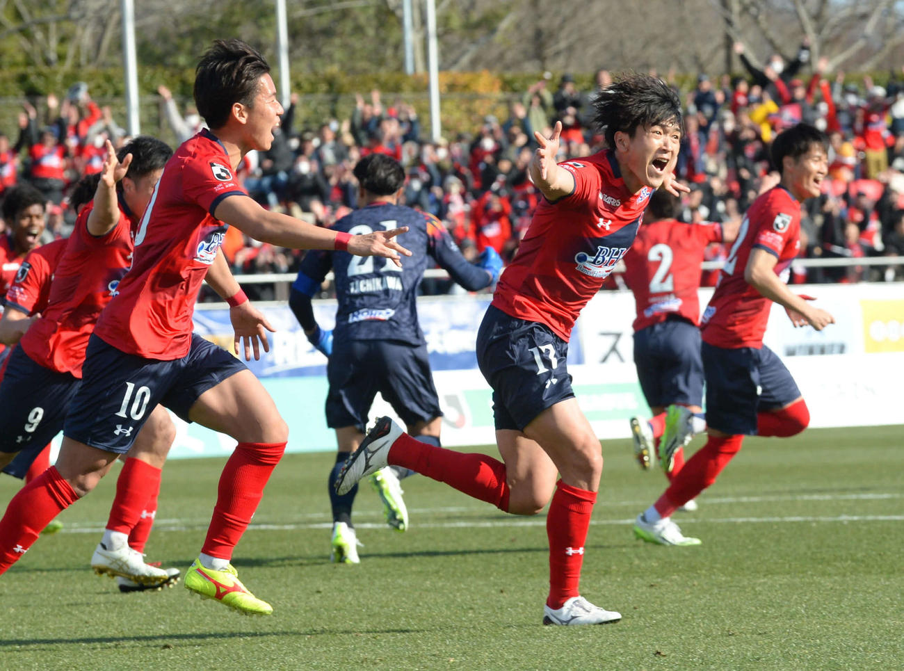 後半52分、ラストプレーで劇的な同点弾を決め、喜びを爆発させるFW谷村（撮影・濱本神威）
