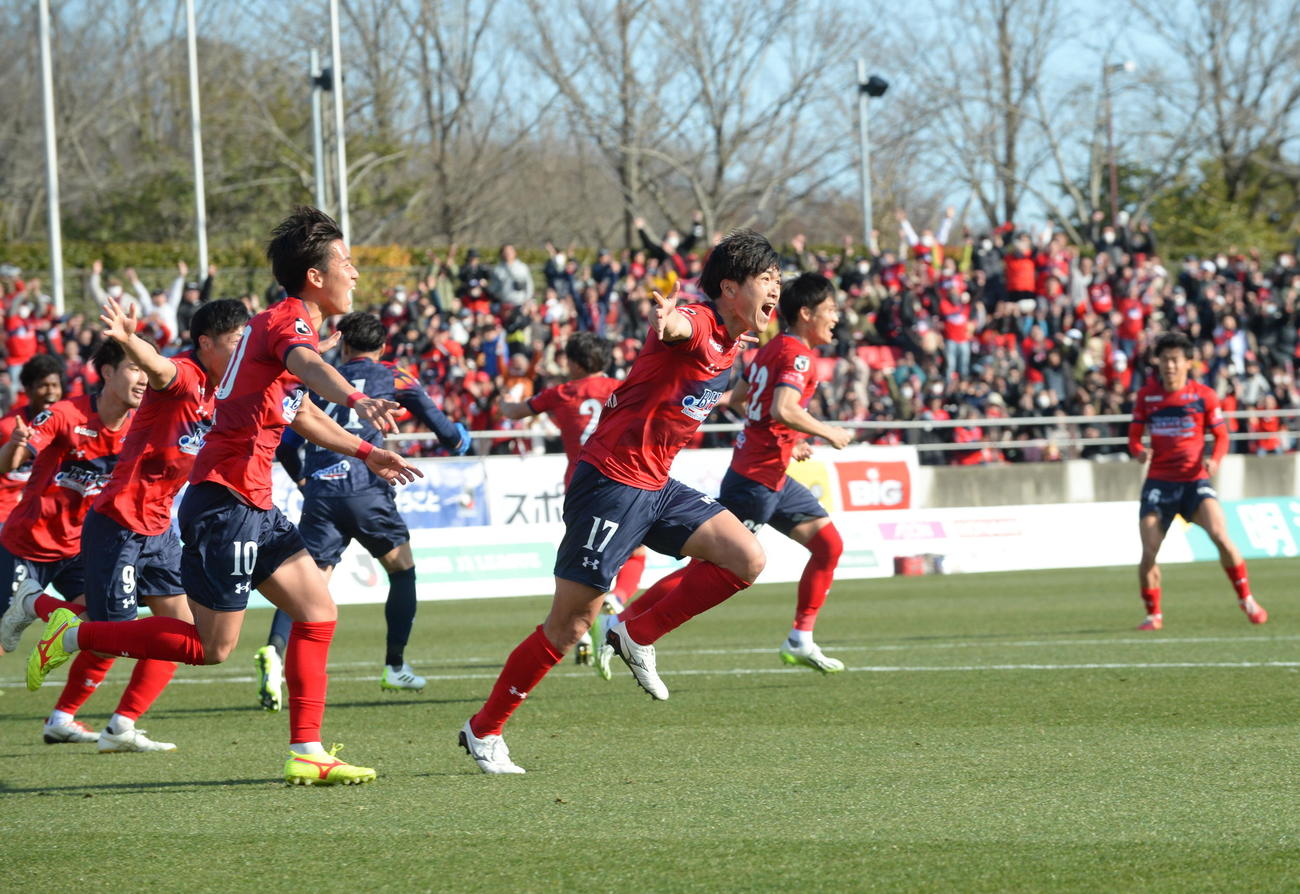 いわき対岡山　後半ロスタイム、ラストプレーで劇的同点弾を決め、喜びを爆発させるFW谷村（中央）（撮影・濱本神威）