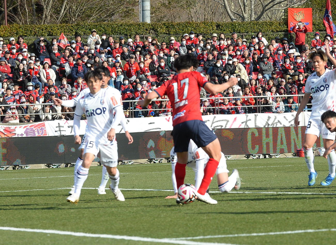 いわき対岡山　後半ロスタイム、ゴール前の混戦の中、右足のかかとで同点弾を決めるFW谷村（中央）（撮影・濱本神威）