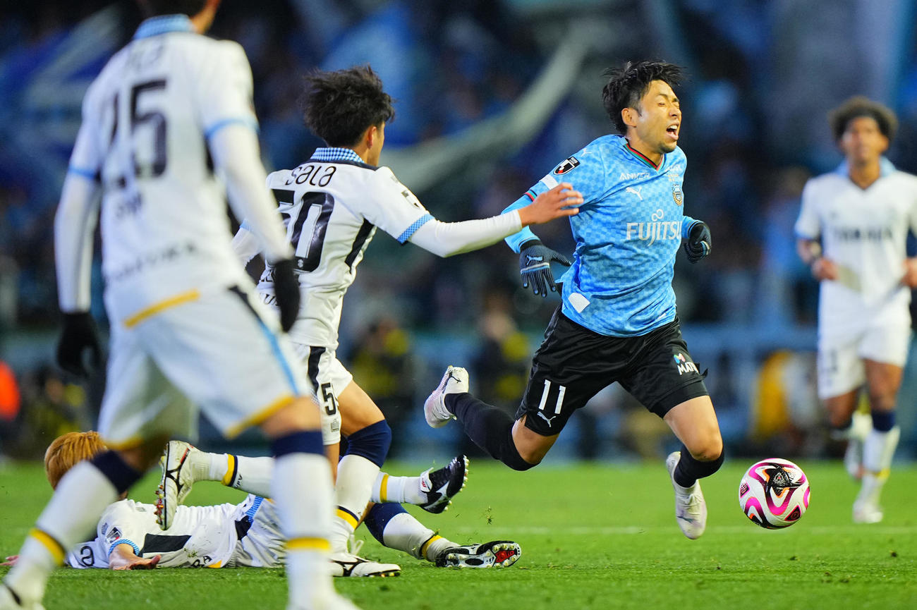 1日磐田戦で復帰した川崎F小林（右）