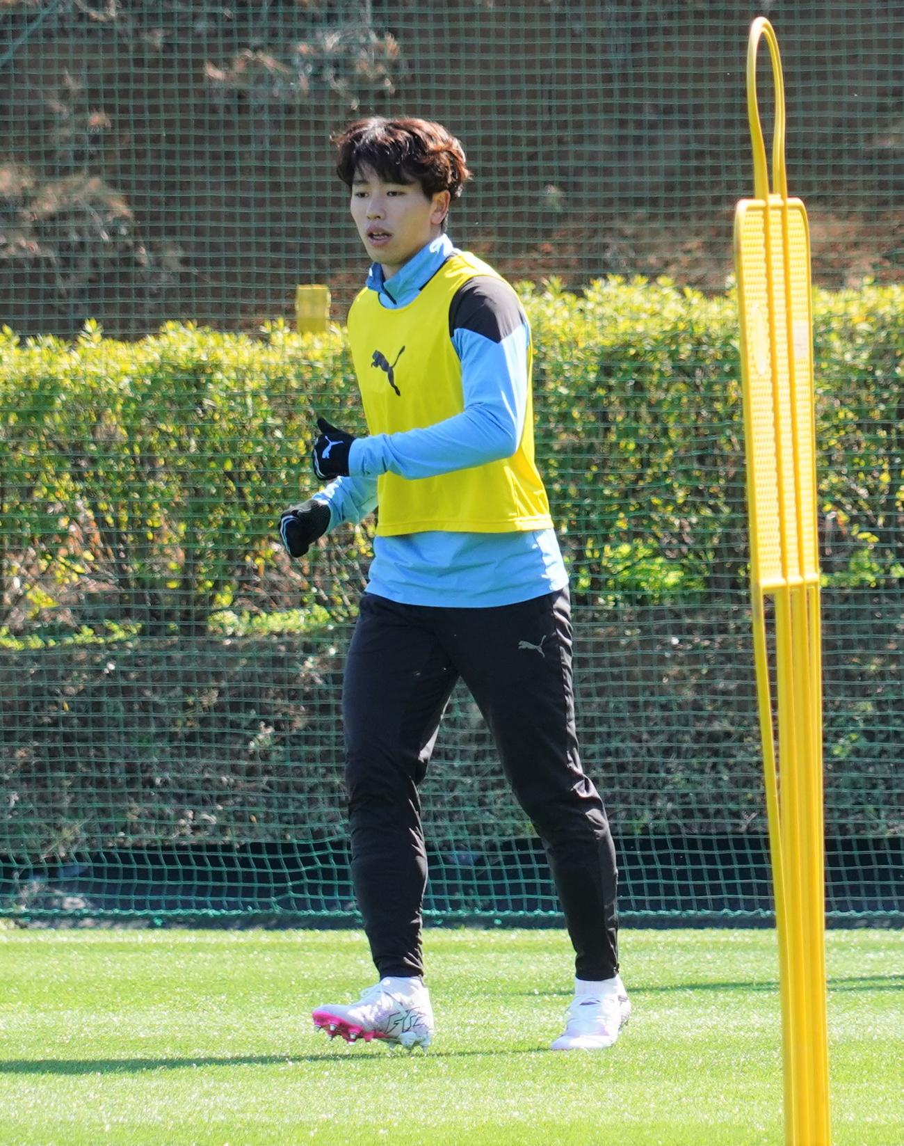 練習に臨む川崎フロンターレFW山田新（撮影・佐藤成）