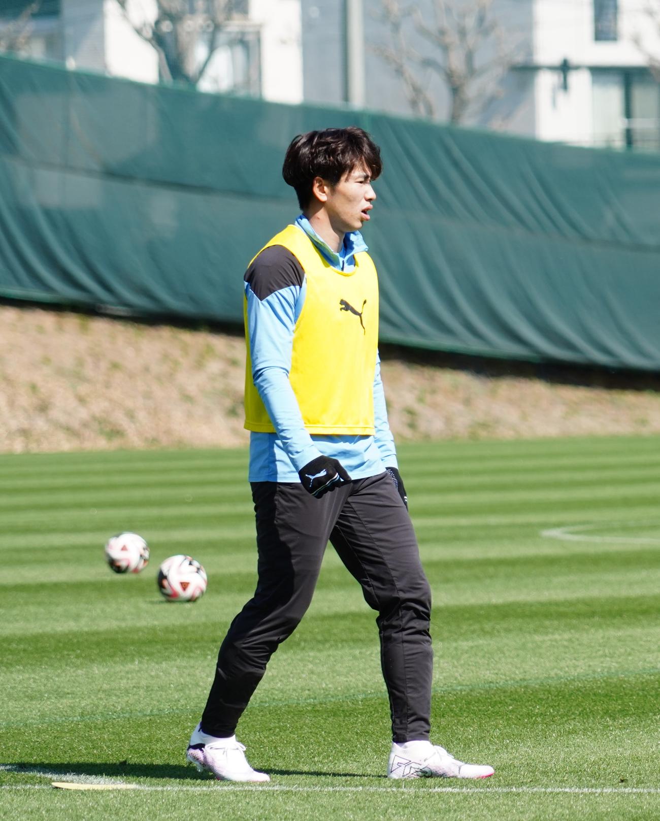 練習に臨む川崎フロンターレFW山田新（撮影・佐藤成）