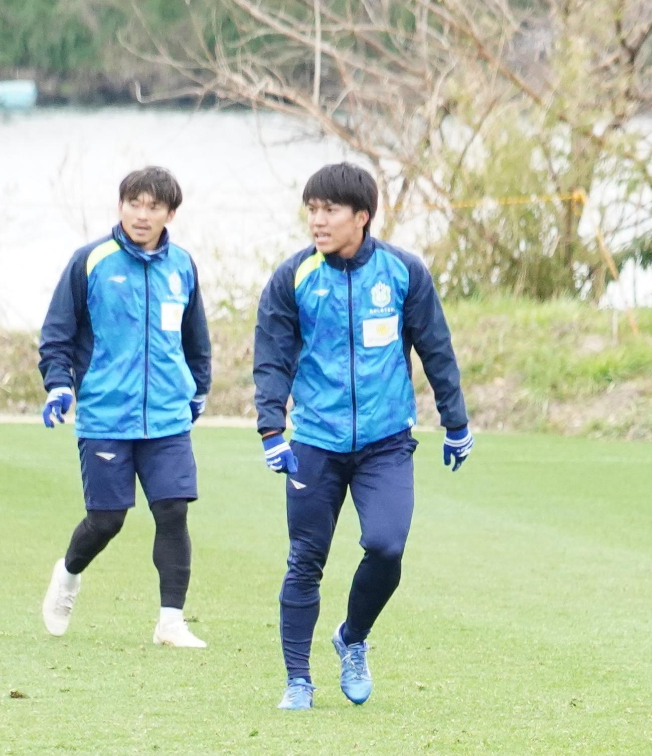 練習に臨む湘南田中聡（右）。左は阿部（撮影・佐藤成）