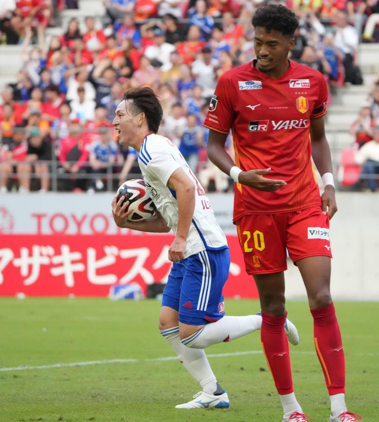 名古屋対横浜　後半、ゴールを決め自らボールを抱えセンターサークルへ駆け出す横浜植中（左）（撮影・森本幸一）