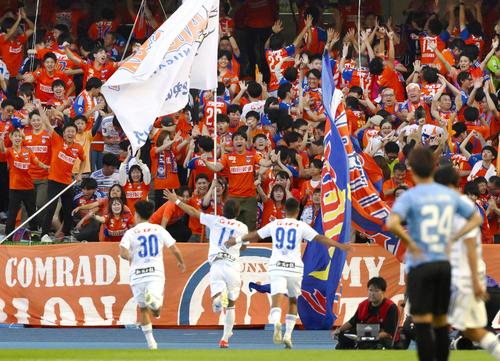 川崎F－新潟　後半、太田（11）がチーム2点目のゴールを決め、大喜びの新潟サポーター（共同）