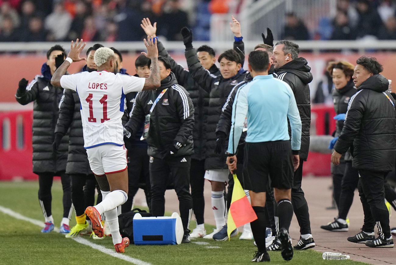 横浜M－山東　前半、先制ゴールを決め、ベンチに駆け寄る横浜Mのアンデルソン・ロペス（共同）