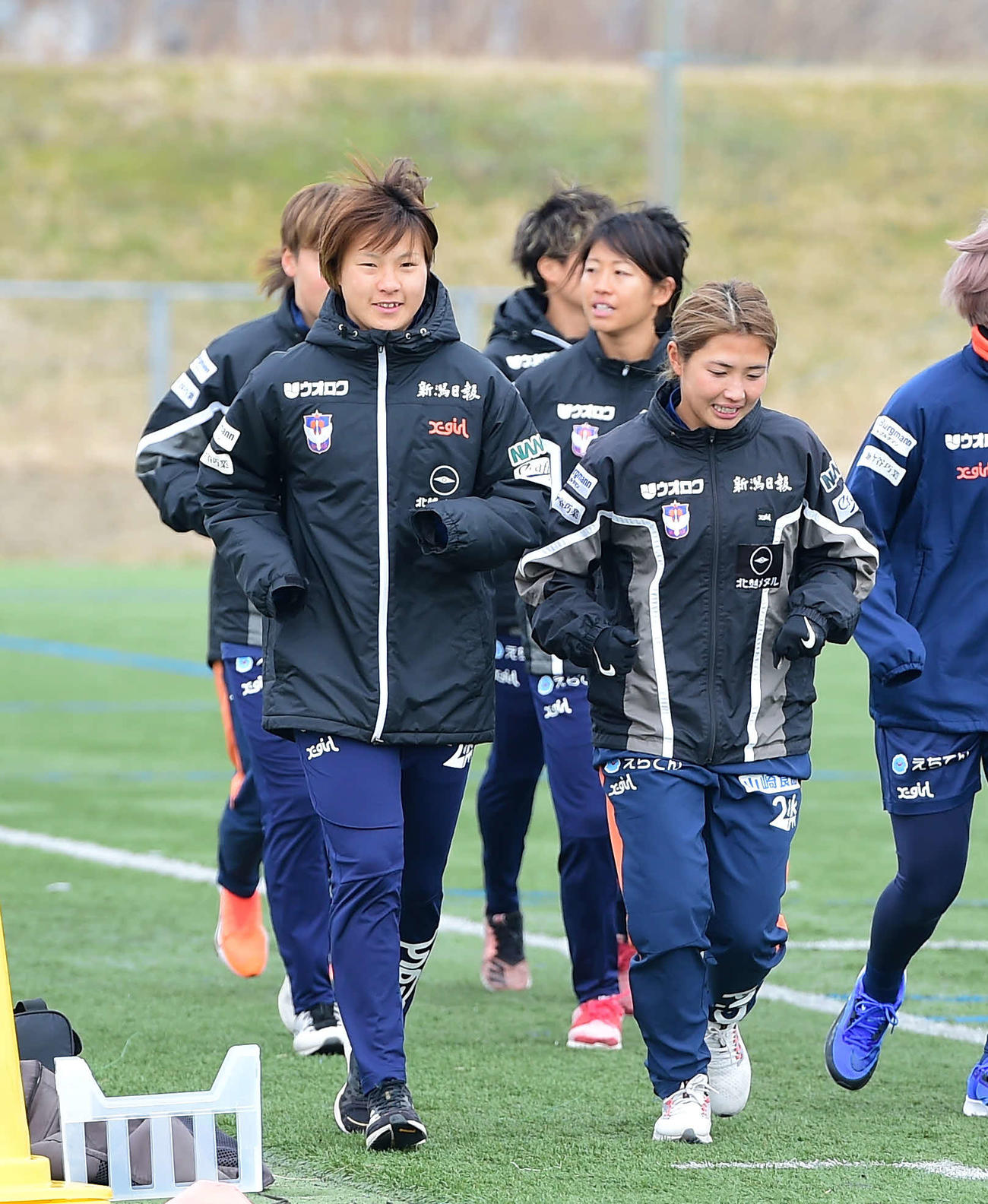 軽めの練習メニューで調整を進める新潟レディース白井（左）