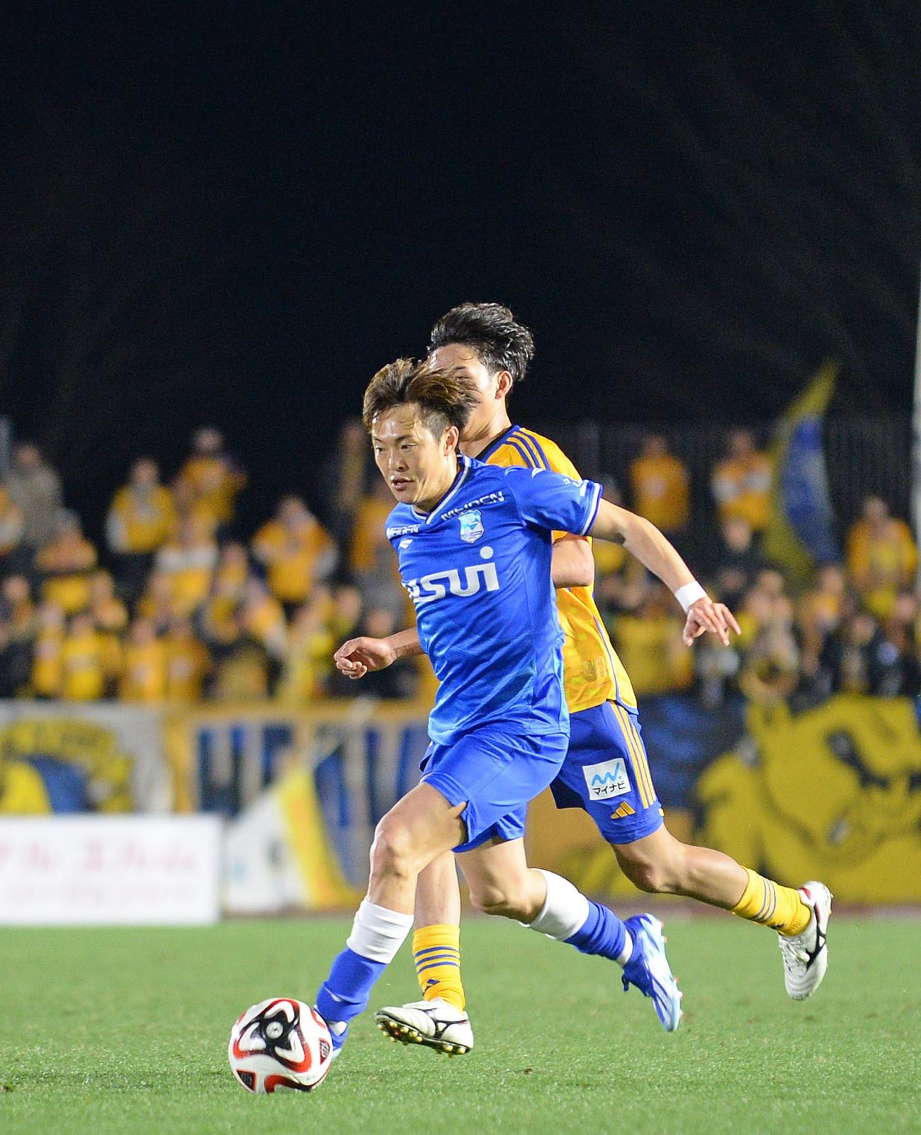 ドリブルを仕掛ける沼津斎藤