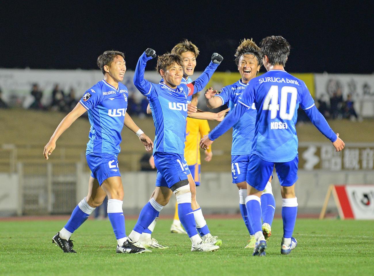 同点ゴールを決め、喜び合う沼津の選手たち。左から2人目がゴールを決めた徳永